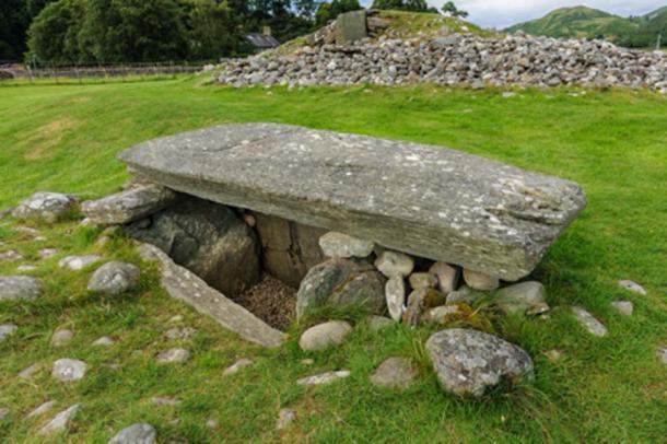 Cist burial chamber at Kilmartin Glen, Scotland (cornfield / Adobe Stock)
