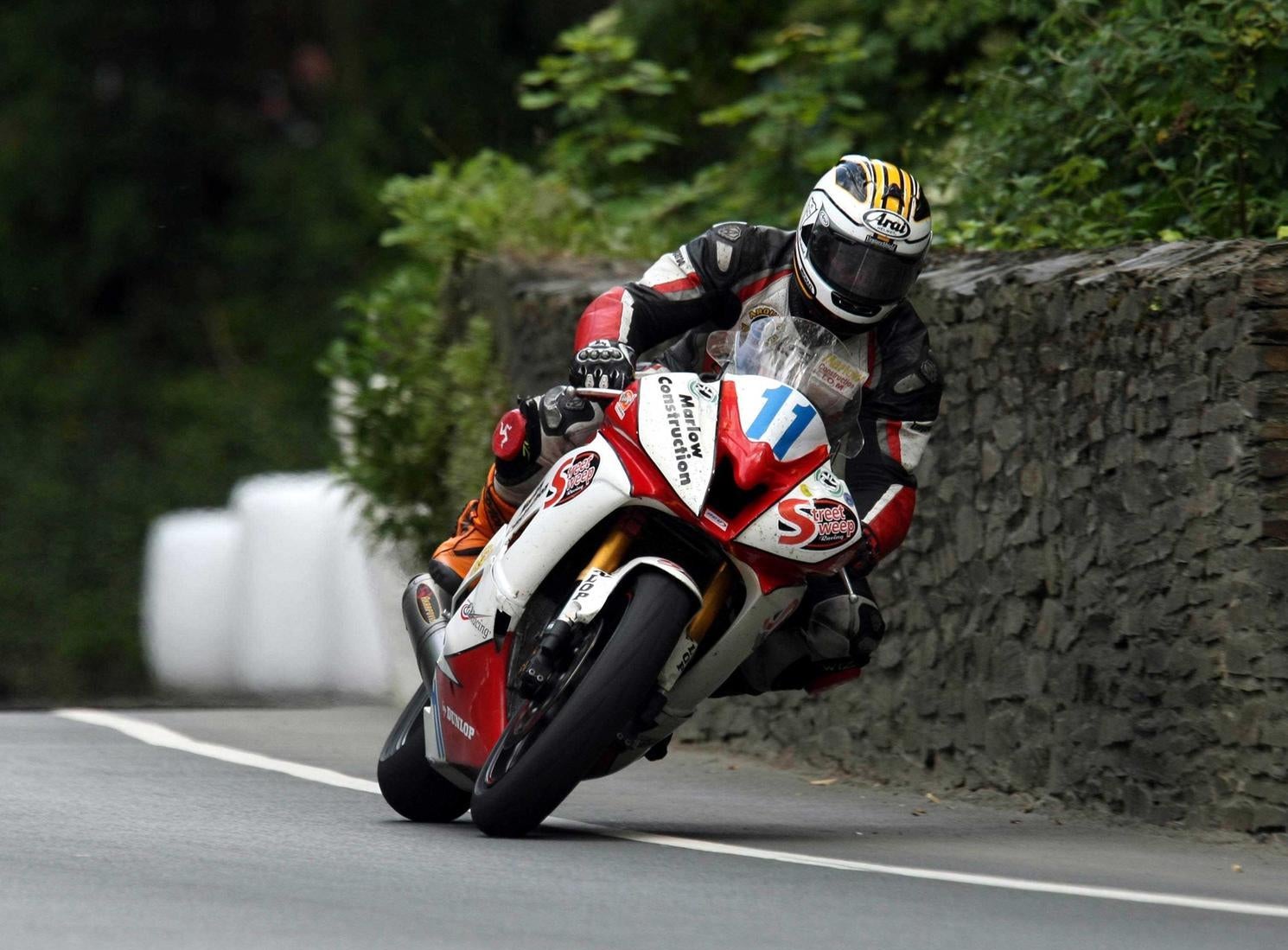 Michael Dunlop at Union Mills on his Street Sweep/Marlow Yamaha R6 in the 2009 Supersport 2 TT.